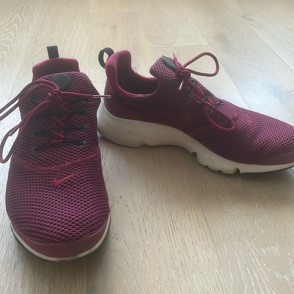 RED NIKES